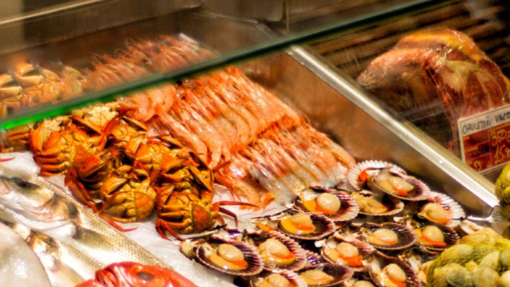 Materia Prima en Madrid ofrece una experiencia única: el cliente elige pescados, mariscos y carnes premium, disfrutando de cocina fresca y personalizada.