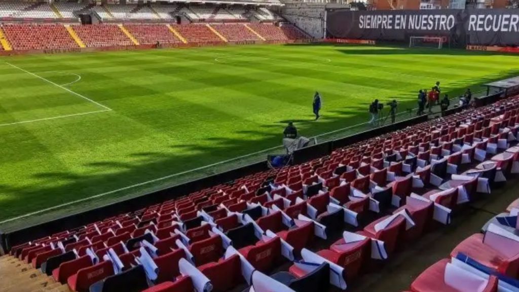 El estadio de Vallecas no permitirá entradas de seguidores visitantes hasta la temporada 2025-26 por falta de instalaciones adecuadas. La demora en obras y requisitos burocráticos de la Comunidad de Madrid afectan a aficionados de Barça, Celta y Sevilla, generando críticas sobre la gestión del Rayo Vallecano y la igualdad en el fútbol.