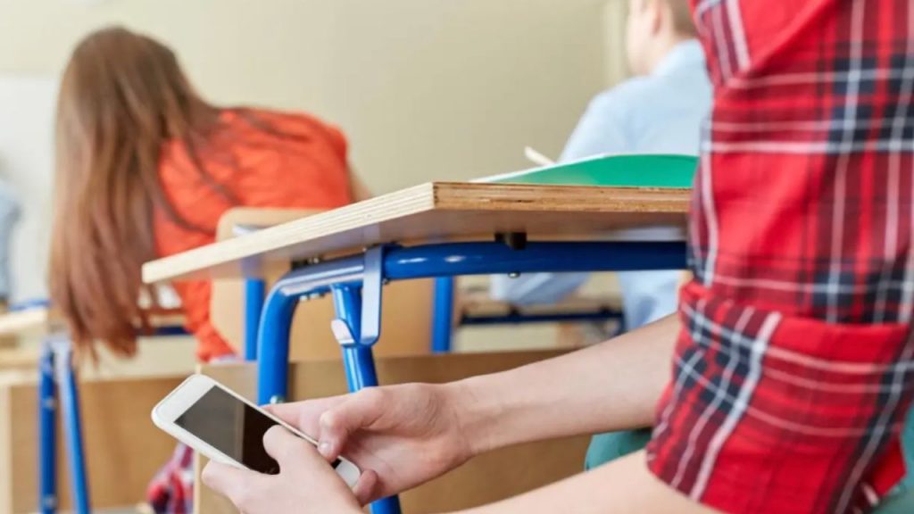 El sistema educativo español enfrenta una grave crisis: el 30 % de los alumnos no alcanza competencias básicas pese a una inversión millonaria anual. Las políticas centradas en ideología en lugar de resultados han frenado la excelencia y ampliado la desigualdad. ¿Es hora de replantear el modelo?