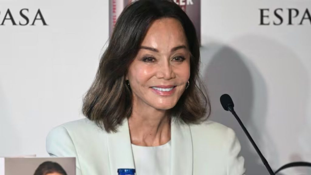 Isabel Preysler revela en su autobiografía los celos de Miguel Boyer y cartas de Vargas Llosa, desvelando secretos de su vida amorosa.