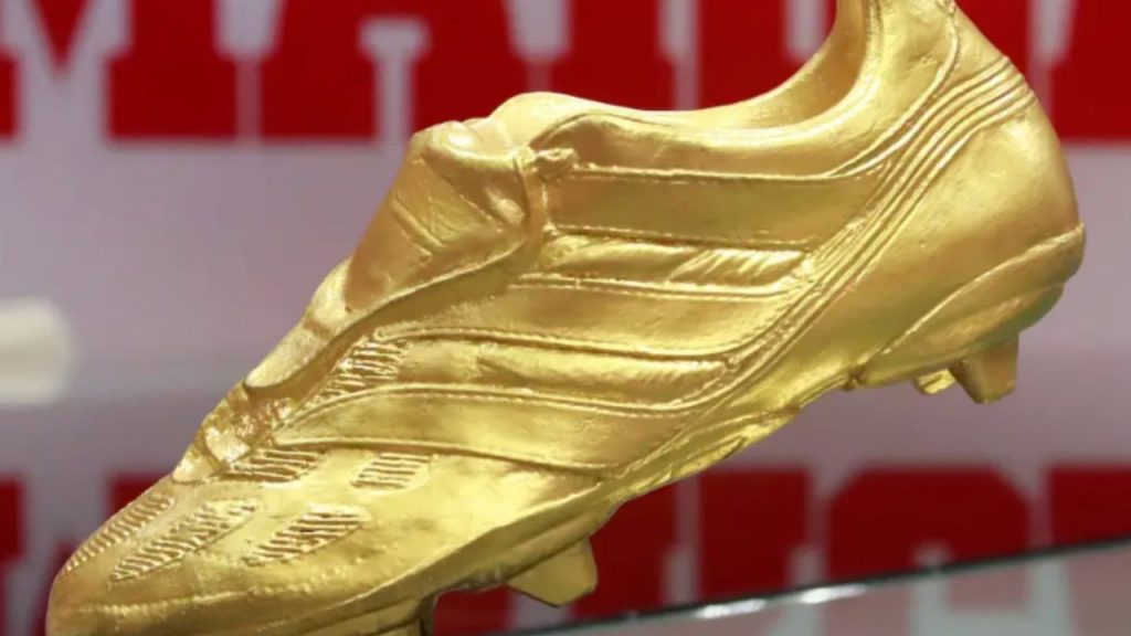 Mbappé recibe la Bota de Oro 2024-25 en el Bernabéu tras 31 goles; su triunfo genera debate sobre mérito, política y mercantilización del fútbol.