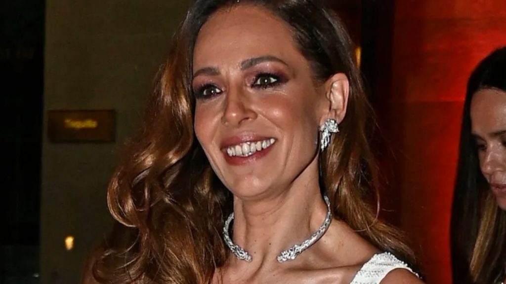 Eva González genera curiosidad tras ser vista con un misterioso acompañante en Sevilla. Aunque los rumores apuntan a un posible romance, fuentes cercanas aclaran que se trata de una amistad especial. La presentadora mantiene su vida privada alejada del foco mediático, centrada en su hijo y su trabajo.