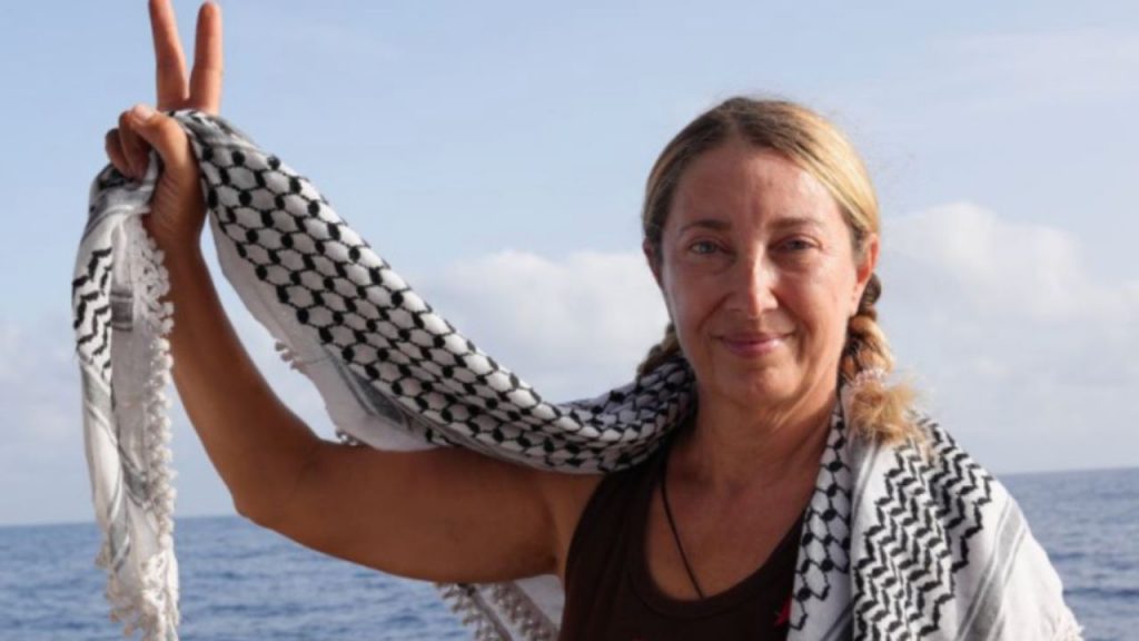 La activista española Reyes Rigo enfrenta cargos de agresión en Israel tras su detención en la Global Sumud Flotilla. La Fiscalía de Beersheva solicita prisión preventiva, mientras crece la atención internacional sobre su caso y la política israelí de seguridad.
