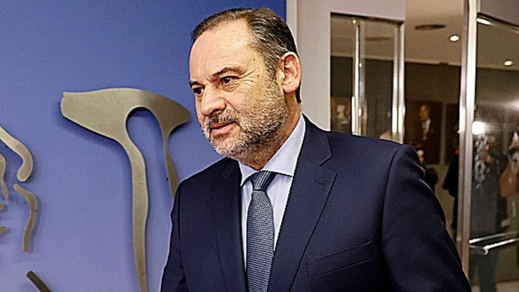 El exministro José Luis Ábalos enfrenta un giro crítico en su causa judicial tras la renuncia de su abogado a dos días de declarar ante el Supremo. Las discrepancias internas y nuevos indicios de la UCO complican aún más su defensa.