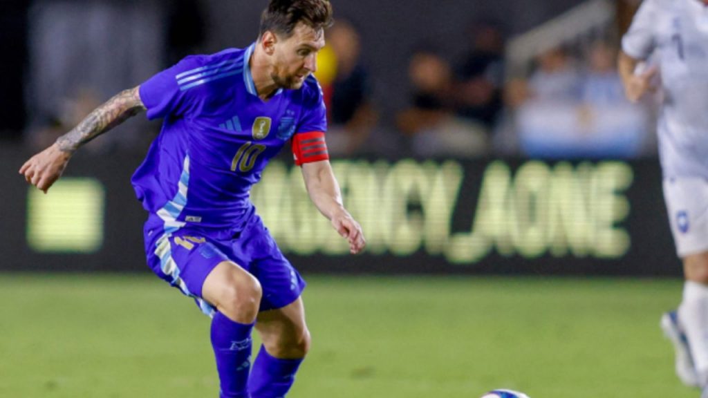 Lionel Messi lidera a Argentina en una goleada contundente ante Puerto Rico, destacando con asistencias y control del juego, mientras el equipo se prepara para el Mundial.
