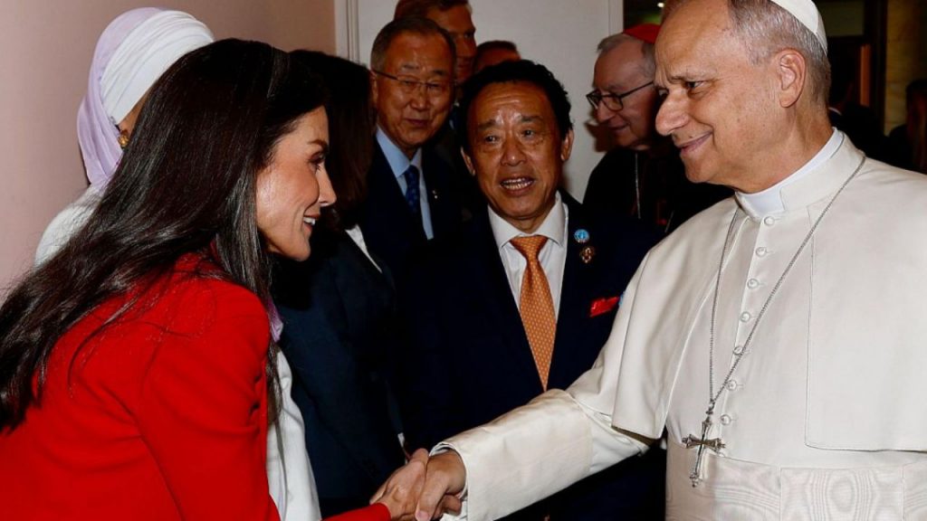 El papa León XIV y la reina Letizia denuncian ante la FAO el uso del hambre como arma de guerra en conflictos como Ucrania y Gaza, alertando del fracaso global ante los 673 millones de personas que aún no tienen acceso a comida.