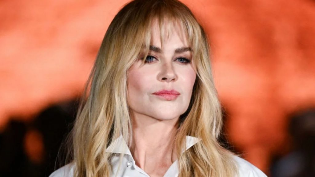 Nicole Kidman reaparece en París tras su divorcio de Keith Urban mostrando un rejuvenecido rostro gracias a un lifting facial, marcando una nueva etapa personal y profesional.