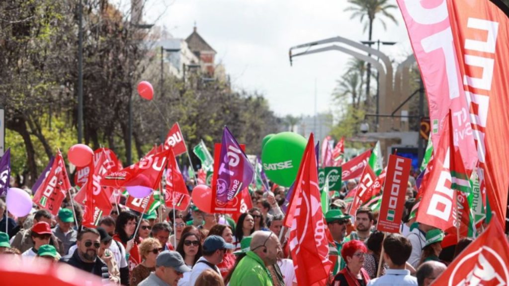 CC.OO., UGT y CSIF advierten al Gobierno de una huelga general si no se negocia una subida salarial para los empleados públicos. Las movilizaciones comenzarán el 30 de octubre en varias ciudades de España para exigir un nuevo acuerdo que recupere el poder adquisitivo perdido y establezca ajustes automáticos según la inflación.