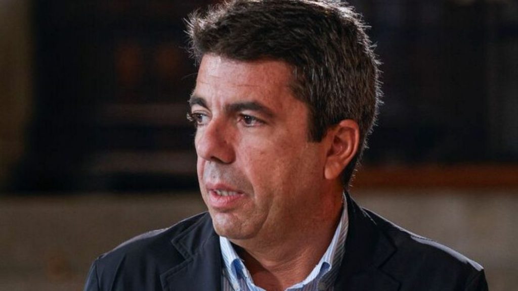 El presidente valenciano, Carlos Mazón, no contactó con Feijóo hasta la noche de la devastadora dana, generando dudas sobre la gestión de la emergencia y la comunicación en momentos críticos.