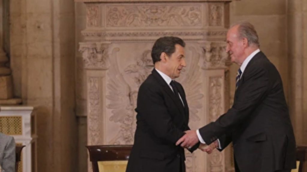 Tras la condena de Sarkozy, surge el debate sobre si Felipe VI podría retirarle el Toisón de Oro, una medida sin precedentes en la Corona española.