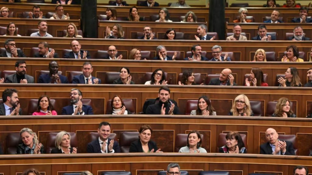 El Congreso aplaza la votación sobre el embargo de armas a Israel, generando críticas por coincidir con el segundo aniversario de los atentados de Hamás y evidenciando la falta de apoyos del Gobierno.