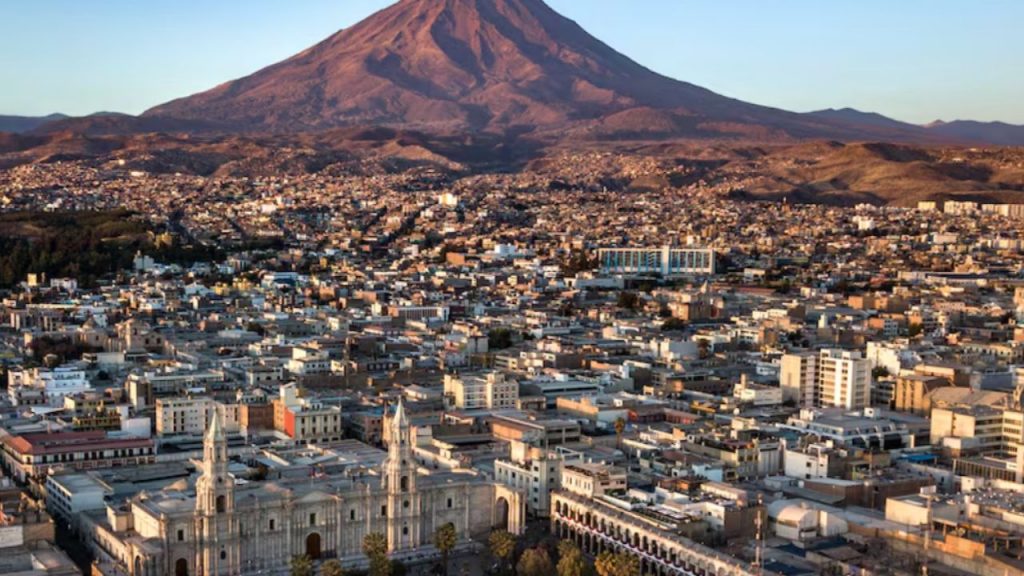 Felipe VI inaugurará el Congreso Internacional de la Lengua Española en Arequipa en medio de tensiones entre la RAE y el Instituto Cervantes tras los duros reproches entre sus directores.