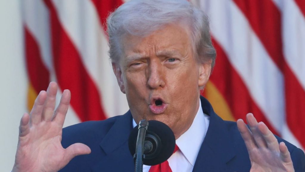 La Comisión Europea advierte a Trump que responderá a cualquier arancel impuesto a España, reafirmando la unidad de la UE ante amenazas comerciales y protegiendo sus intereses frente a Estados Unidos.