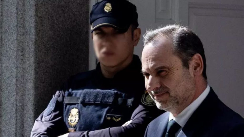 José Luis Ábalos sustituye a su abogado por el exfiscal Carlos Bautista, conocido por casos como el 11-M, en pleno proceso judicial por presuntos cobros irregulares.
