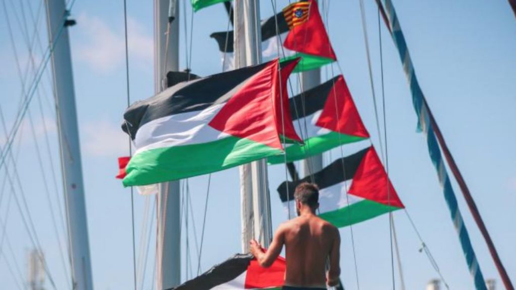 El Gobierno español alerta a la flotilla humanitaria Global Sumud del riesgo de una intervención israelí si se aproxima a Gaza. Moncloa afirma que un buque de la Armada está listo para rescates, pero no entrará en aguas de exclusión por seguridad. Defensa advierte de peligro inminente, mientras Podemos critica al Ejecutivo por alinearse con Israel.