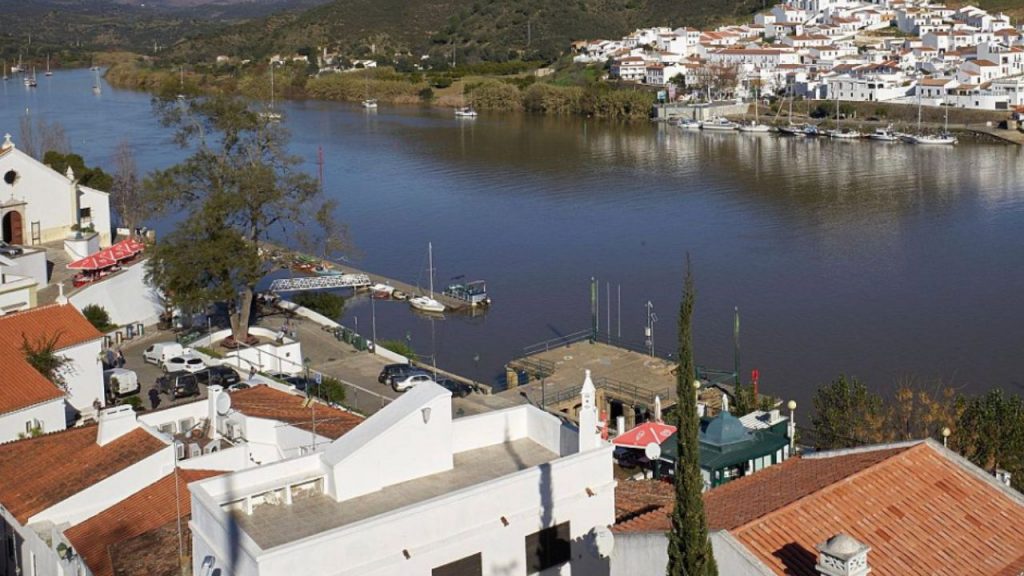 Un militar portugués muere y tres resultan heridos tras ser embestidos por una narcolancha en el Guadiana, aumentando la alarma por el narcotráfico fronterizo.
