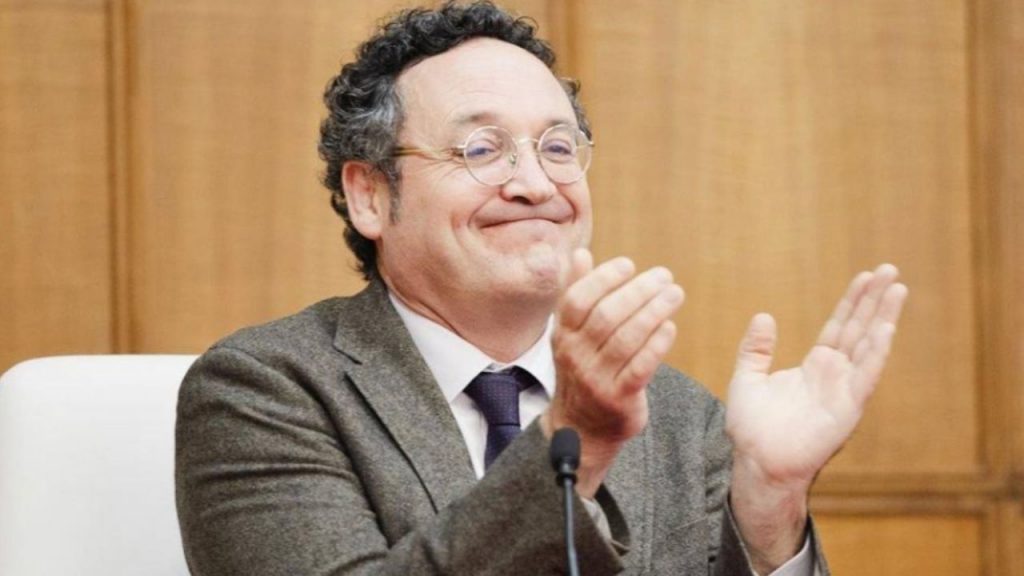 El Supremo mantiene en el cargo al fiscal general Álvaro García Ortiz antes de su juicio por revelación de secretos, desatando dudas sobre imparcialidad institucional.