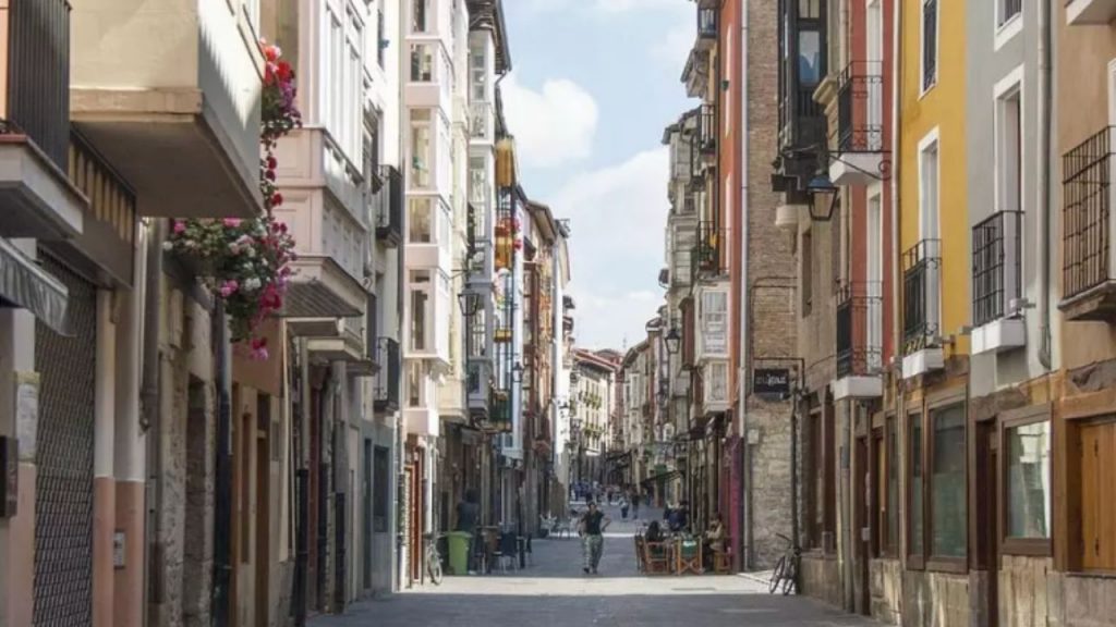 Bilbao, Vitoria y San Sebastián enfrentan una crisis de alquiler con precios disparados pese a las medidas del Gobierno y zonas tensionadas en aumento.