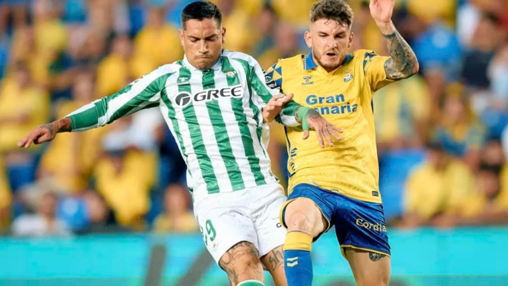 Las Palmas enfrenta dudas en casa ante Cádiz, líder invicto, en un partido clave para el ascenso. La falta de eficacia local y la presión rival ponen en riesgo sus aspiraciones.