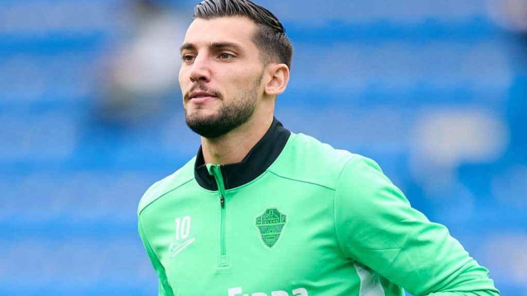Rafa Mir y Pablo Jara, futbolistas españoles, han sido procesados por agresión sexual y violencia en Valencia. La causa destaca graves indicios de abuso, generando preocupación sobre la seguridad y la ética en el deporte.