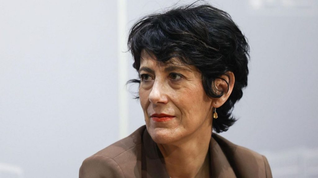 Elma Saiz defiende la subida de cuotas de autónomos prevista para 2026, argumentando que cotizar según ingresos reales mejorará sus prestaciones. Pese a la oposición del Congreso y asociaciones como ATA, la ministra sostiene que la reforma corrige una desprotección histórica del colectivo.