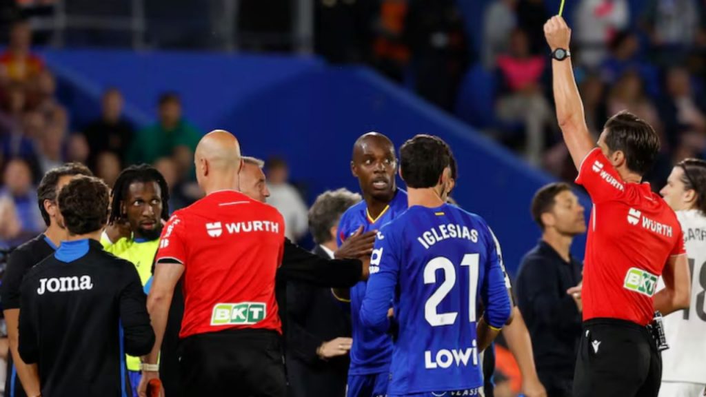 El partido Getafe-Real Madrid genera debate por expulsiones tempranas y provocaciones de Vinicius. Expertos y aficionados cuestionan la arbitrariedad y la influencia en el resultado del encuentro.