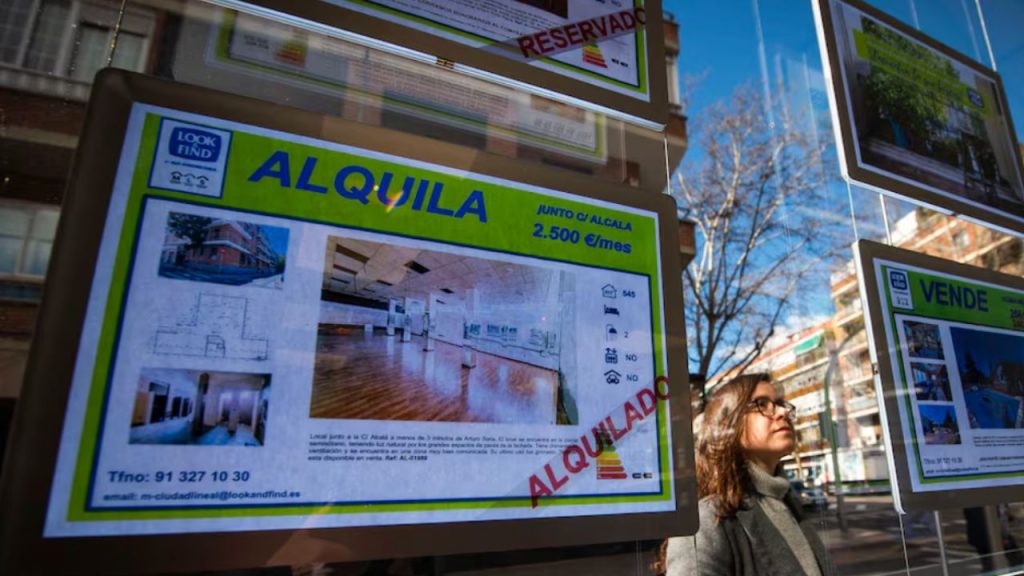 Casi la mitad de los españoles sufre los efectos de la crisis de vivienda, según Oxfam Intermón. El aumento de precios, los salarios insuficientes y la falta de acceso a la compra agravan la desigualdad y el malestar social en España.