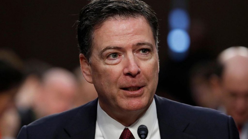 James Comey, exdirector del FBI, se declara no culpable de declaración falsa y obstrucción en el caso que lo vincula a la investigación sobre Trump y Rusia. El juicio podría revelar tensiones políticas en EE. UU.