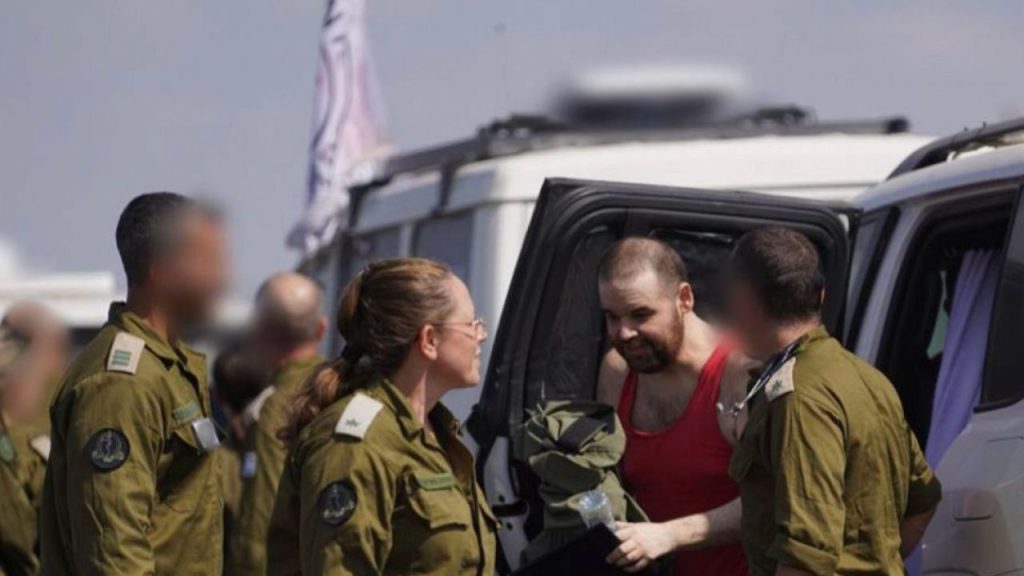 Hamás entrega cuatro nuevos cuerpos de rehenes a la Cruz Roja en Gaza, elevando a ocho las víctimas confirmadas mientras aún quedan 20 desaparecidos. Israel identifica a varias de las víctimas y las familias exigen respuestas en medio de la crisis humanitaria.