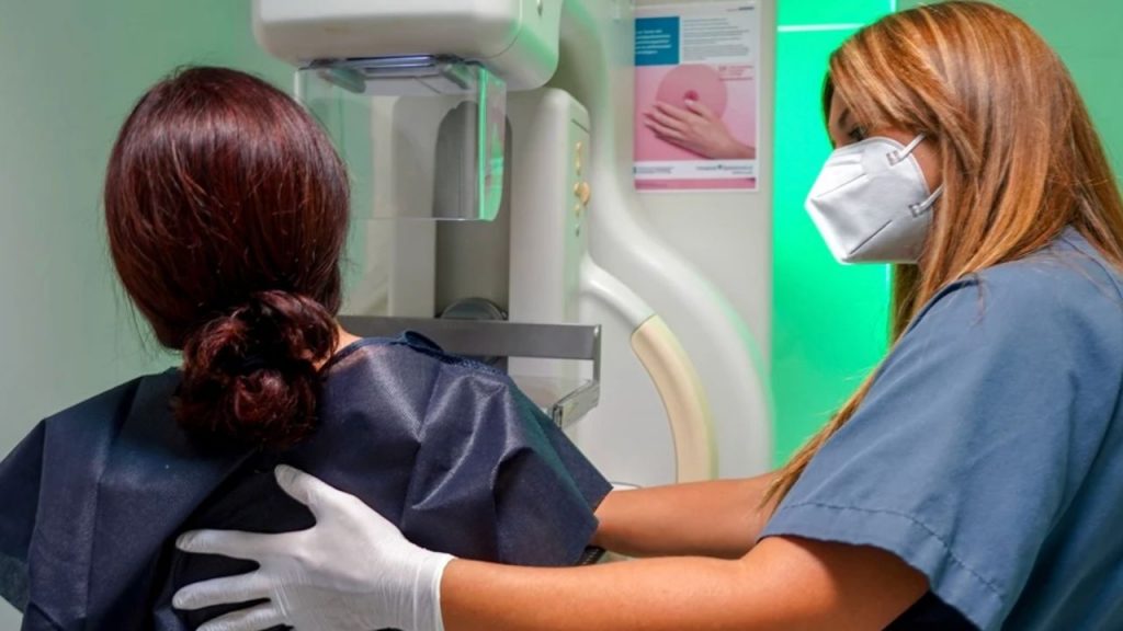 AMAMA denuncia que al menos 20 mujeres en Sevilla sufrieron retrasos graves en el diagnóstico de cáncer de mama. La Junta prometió un circuito preferente, pero las críticas continúan ante la falta de resultados y el impacto emocional en las afectadas.