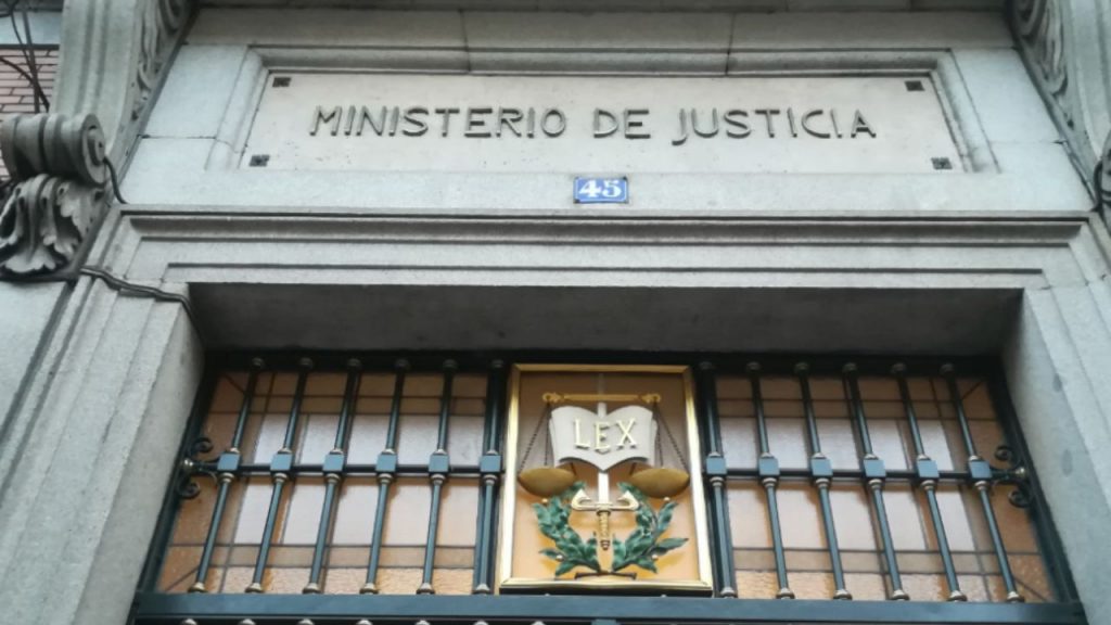 El Gobierno aprueba la nueva ley de enjuiciamiento criminal, que otorga a los fiscales el control de las investigaciones y genera un intenso debate jurídico.