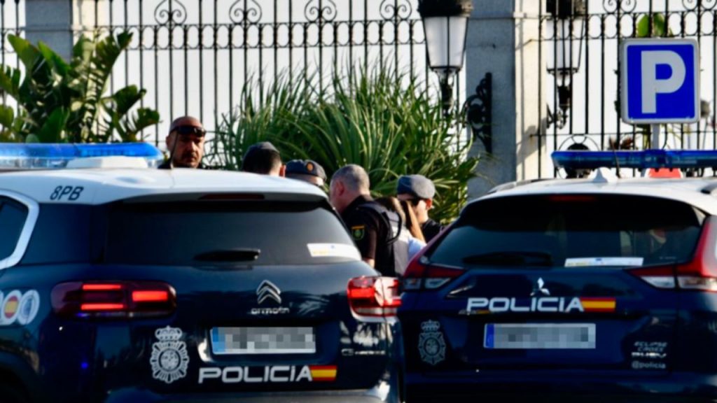 Un matrimonio y el tío del bebé han sido detenidos en Ceuta tras la muerte de un recién nacido de nueve días. La autopsia y las investigaciones policiales buscan aclarar las causas del trágico suceso.