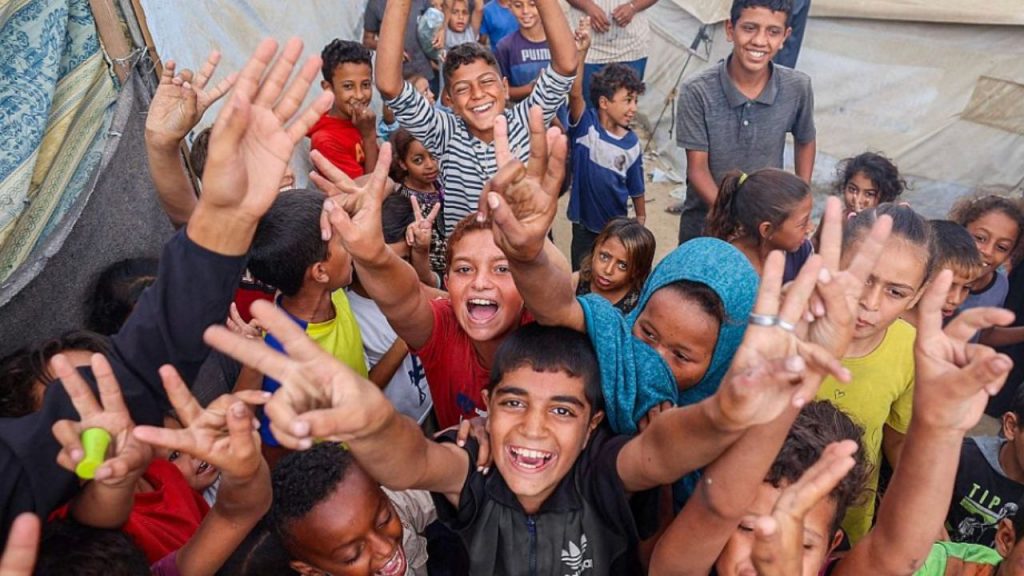 Israel y Hamás alcanzan un esperado alto el fuego que incluye el intercambio de 1.950 prisioneros palestinos por 48 rehenes. Las celebraciones en Gaza y Tel Aviv se mezclan con el escepticismo sobre la durabilidad del acuerdo y el temor a una nueva escalada del conflicto.