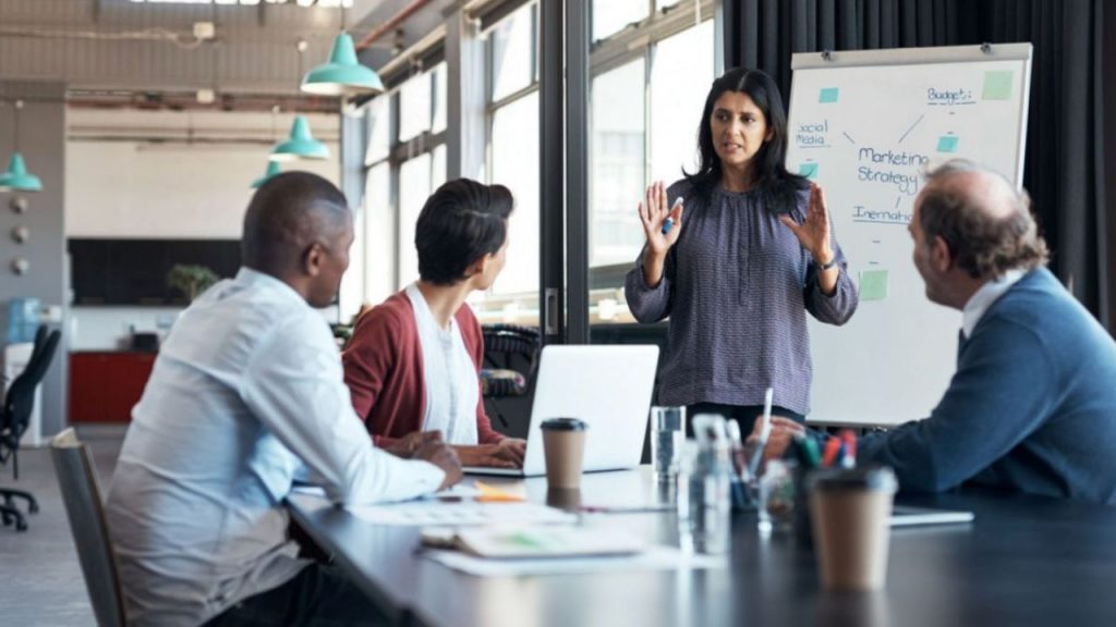 El 82% de las mujeres abandona actividades por discriminación laboral, según Esade Gender Monitor 2025, evidenciando barreras en ascenso y bienestar.