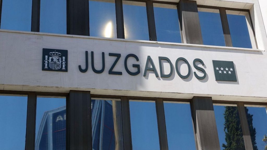 La Audiencia de Madrid revoca la decisión del juez Peinado de separar el caso de Begoña Gómez, al considerar que los delitos de tráfico de influencias y malversación están conectados. El fallo cuestiona la actuación judicial y añade presión a una causa ya polémica.
