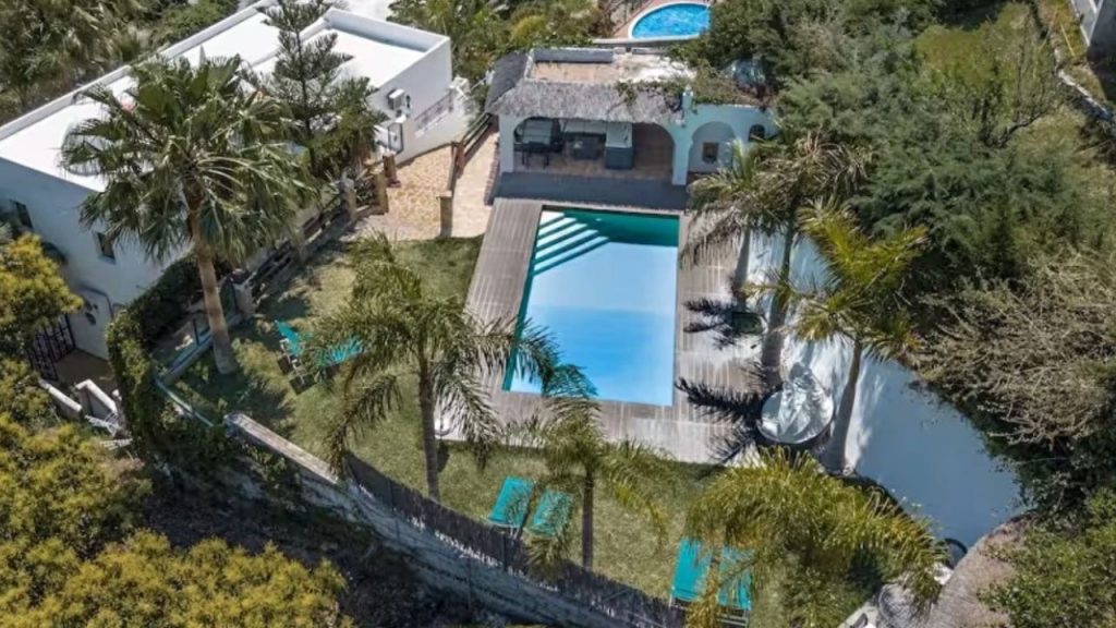 ‘Barbie Gaza’ desata la polémica tras alquilar una lujosa villa en Granada por 750 euros la noche en plena crisis humanitaria. Su decisión genera críticas por el contraste entre el lujo personal y el sufrimiento en Gaza.