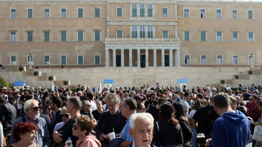 Grecia vive una paralización histórica por la huelga del transporte y del sector público contra la polémica jornada laboral de 13 horas. Metro, trenes y barcos quedaron suspendidos mientras los sindicatos denuncian un ataque a los derechos laborales.