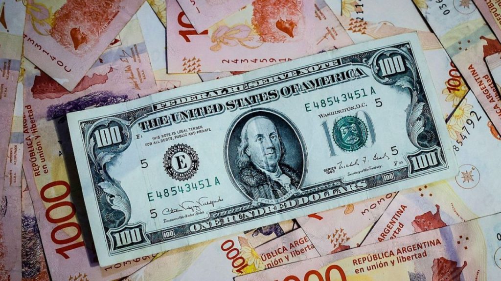 EE.UU. comienza a comprar pesos argentinos para inyectar liquidez en plena crisis económica. ¿Apoyo financiero real o estrategia de control sobre Argentina?