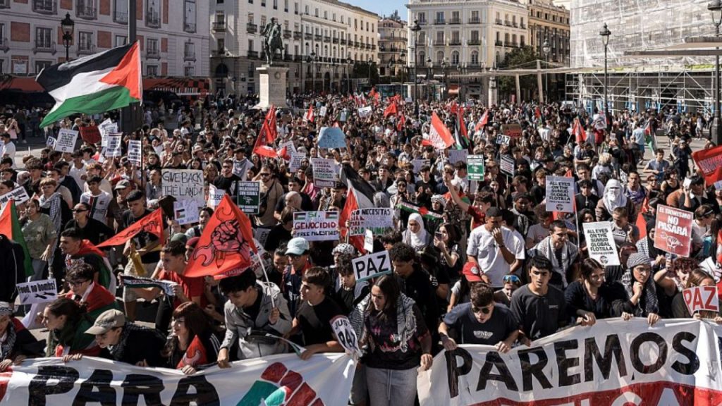 Israel intercepta la Flotilla Global Sumud y detiene a 443 activistas, incluidos españoles, generando protestas masivas en varias ciudades.