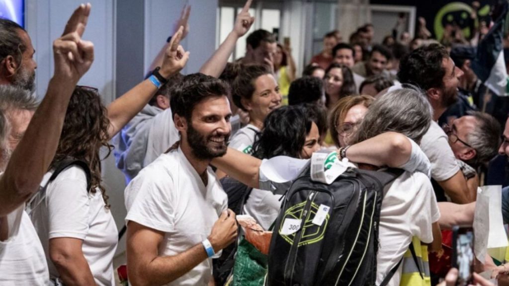 Albares anuncia el regreso de 28 españoles retenidos en Israel tras denuncias de golpes y trato vejatorio, en medio de críticas a la gestión del Gobierno.