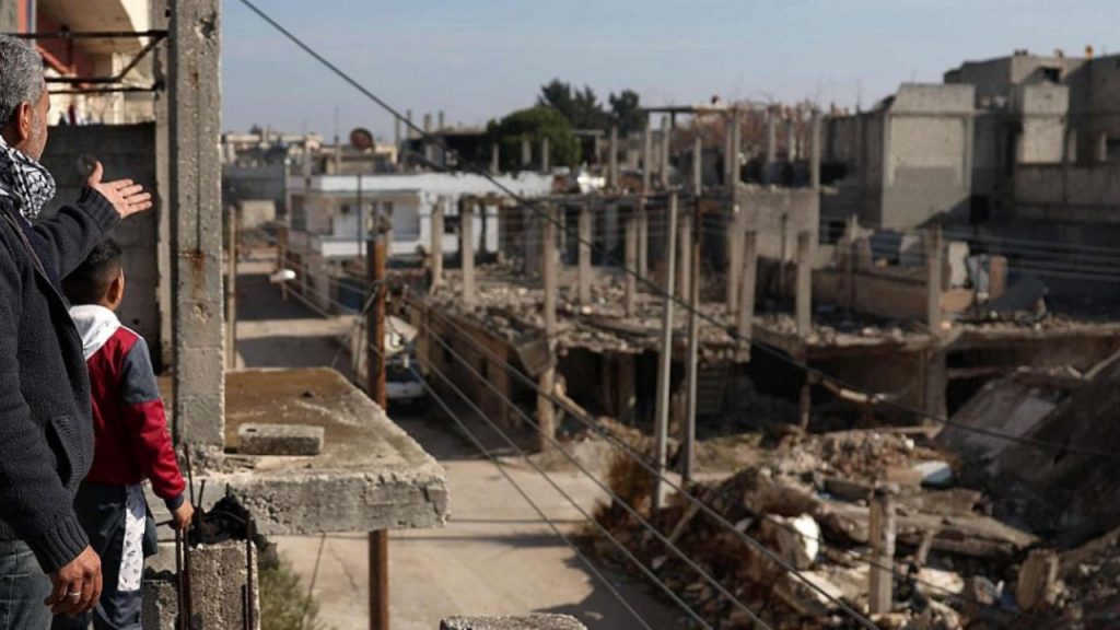 Yarmouk, el antiguo refugio palestino en Siria, yace en ruinas tras años de guerra. Entre escombros y pobreza extrema, sus habitantes luchan por sobrevivir y reconstruir un futuro en medio de la desolación.