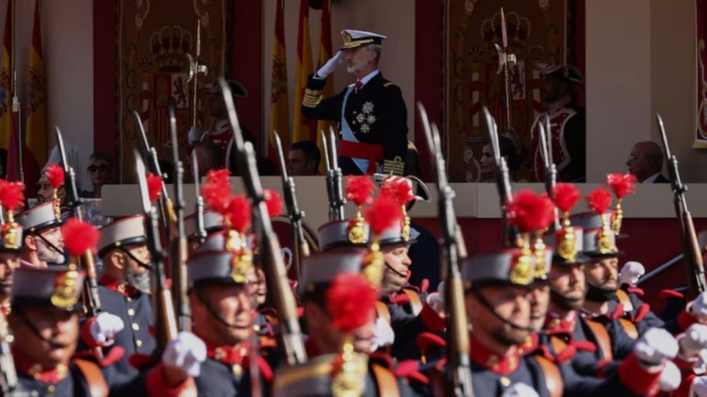 Todo sobre el Desfile Militar del 12 de Octubre en Madrid: más de 3.800 efectivos, homenaje a la UME por su 20 aniversario y presencia de los Reyes y autoridades. Un evento de orgullo nacional con críticas políticas en torno a su ostentación.