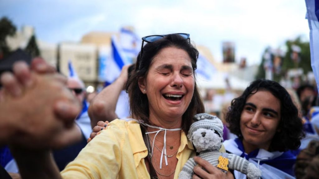 Veinte rehenes israelíes regresan tras dos años en cautiverio de Hamás. Un emotivo reencuentro marcado por dudas sobre el intercambio con presos palestinos.