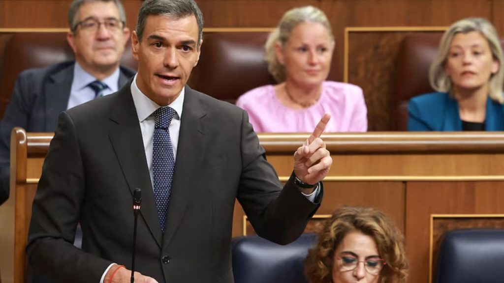 Alberto Núñez Feijóo acusa al Gobierno de Pedro Sánchez de normalizar la corrupción y critica que José Luis Ábalos siga siendo diputado pese a los graves indicios en su contra.