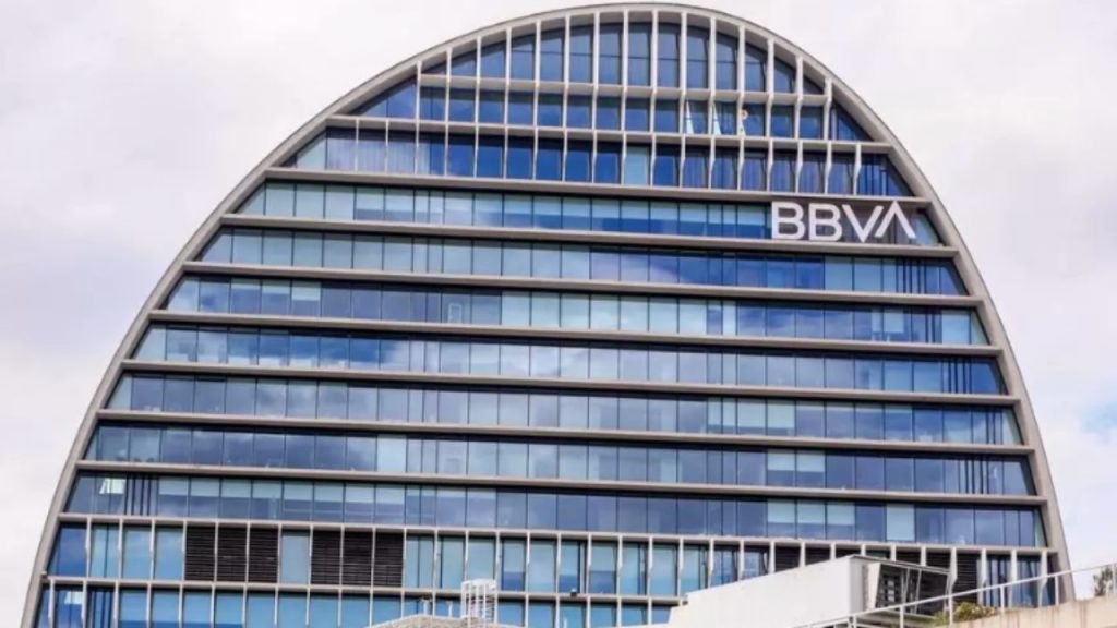 BBVA sube más del 10% en bolsa tras fracasar su OPA sobre el Banco Sabadell, que cae un 6,6% al no alcanzar el apoyo mínimo del 50%. La CNMV confirmó que solo logró el 25,47% del capital, dejando en duda la estrategia de expansión del banco presidido por Carlos Torres.