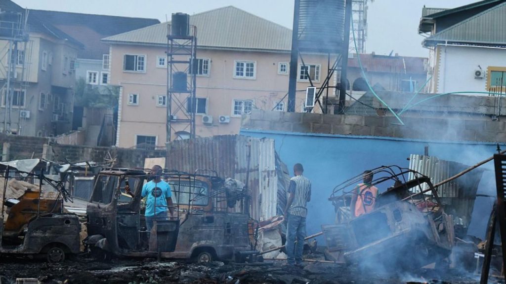 Una explosión de camión cisterna deja 29 muertos en Nigeria, reflejando la crisis económica y la peligrosa búsqueda de combustible en el país africano.