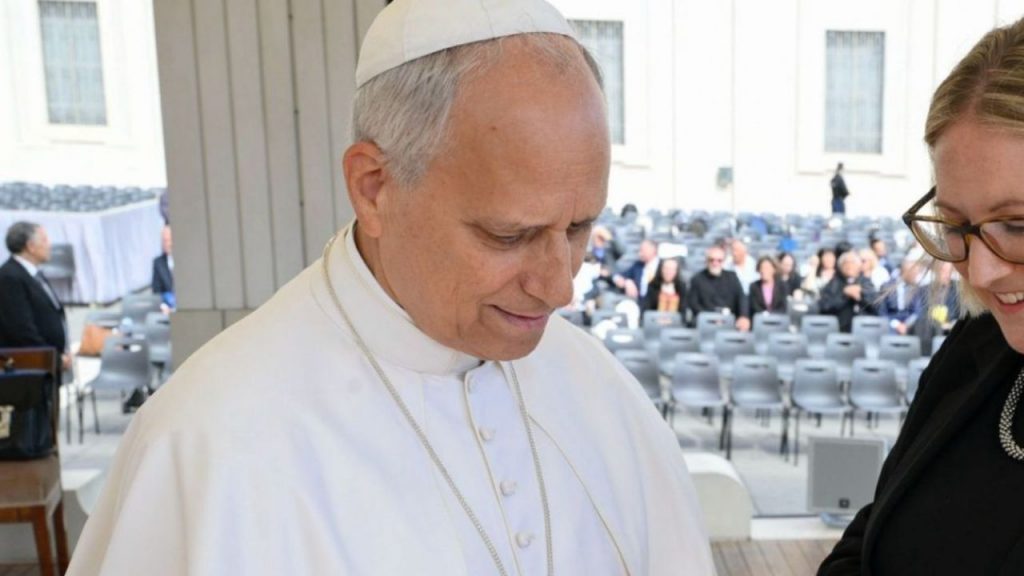 El papa León XIV marca una nueva etapa más firme y reflexiva que Francisco, priorizando la unidad y la tradición en tiempos de tensión eclesial.