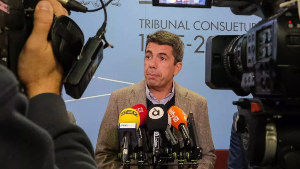 Carlos Mazón vuelve a estar en el punto de mira tras conocerse que acompañó a Vilaplana durante la crisis de la dana, alimentando críticas a su gestión y transparencia.