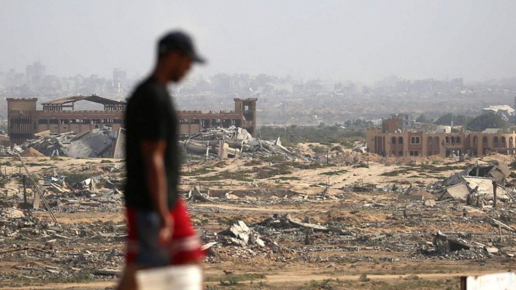 Israel y Hamás retoman negociaciones en Egipto tras dos años del 7 de octubre. El plan impulsado por Trump propone un alto el fuego y liberación de rehenes, aunque el desarme de Hamás complica el acuerdo. La región sigue atrapada entre la esperanza y la desconfianza.