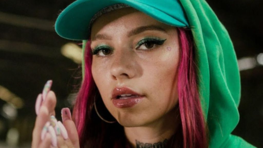 Angie Corine revoluciona TikTok con su rap patriota España 2. Con letras provocadoras y estilo urbano, la artista madrileña se convierte en símbolo de la derecha y fenómeno musical entre los jóvenes.